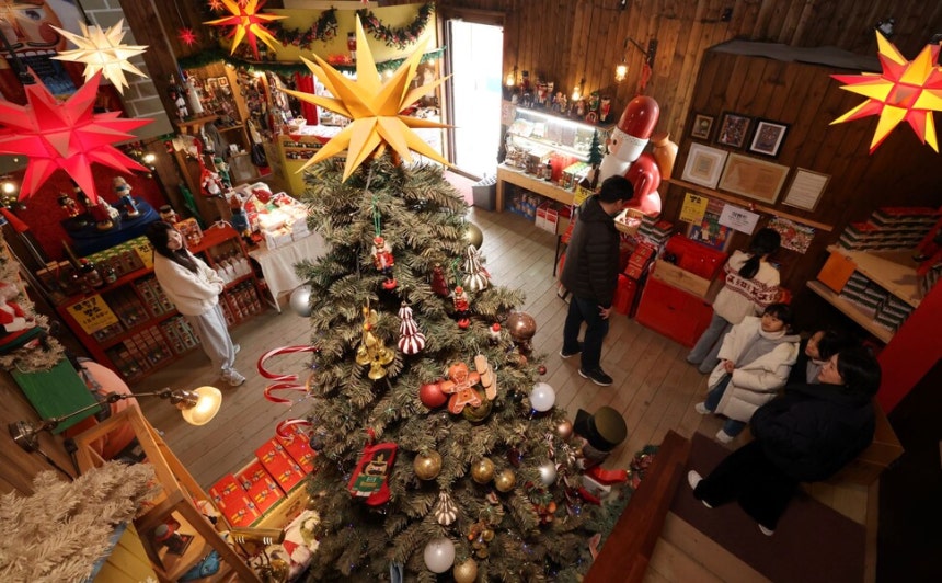 크리스마스를 이틀 앞둔 23일 오전 제주 서귀포시 안덕면 서광리 바이나흐튼 크리스마스 박물관을 찾은 방문객들이 전시물을 둘러보고 있다.연합뉴스