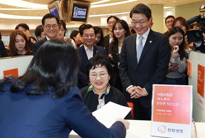 지난 10월30일 오후 서울 중구 한화생명 시청 고객센터에 이억원 금융위원장이 방문해 준비상황을 점검했다.금융위원회 제공