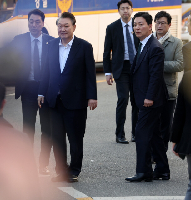 인권위가 윤석열 대통령에 대한 불구속 재판과 수사를 권고한 지 한 달도 안된 2025년 3월8일 석방됐다.윤석열 대통령이 지난 3월8일 오후 경기 의왕시 서울구치소에서 석방돼 지지자들을 바라보고 있다.김영원 기자