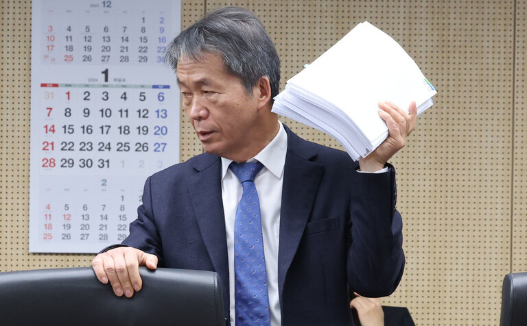 김용원 위원의 태도는 한마디로‘업신여김’이었다.위원장도,동료 위원도,<a href=