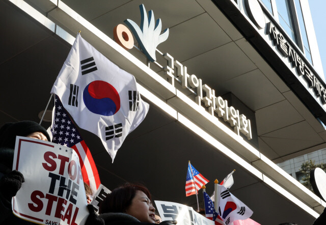 윤석열 대통령 등‘내란죄 피의자’들의 방어권 보장 권고 등을 담은 안건이 인권위 전원위원회에 상정된 2025년 2월10일 오후 서울 중구 인권위 앞에서 윤 대통령 지지자들이‘윤 대통령 인권 보장’등의 구호를 외