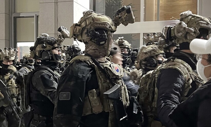 2024년 12월3일 밤 국회로 투입된 계엄군.김용원 위원은 어설프게 비상계엄을 해제당한‘내란 우두머리’혐의자 윤석열과 계엄 세력을 업신여기지 않고 오히려 추앙하는 태도를 보였다.연합뉴스