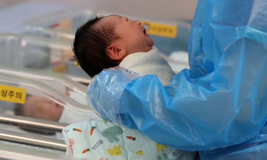 11월26일 경기도 고양시 CHA의과학대학교 일산차병원 신생아실에서 간호사가 신생아를 돌보고 있다.연합뉴스