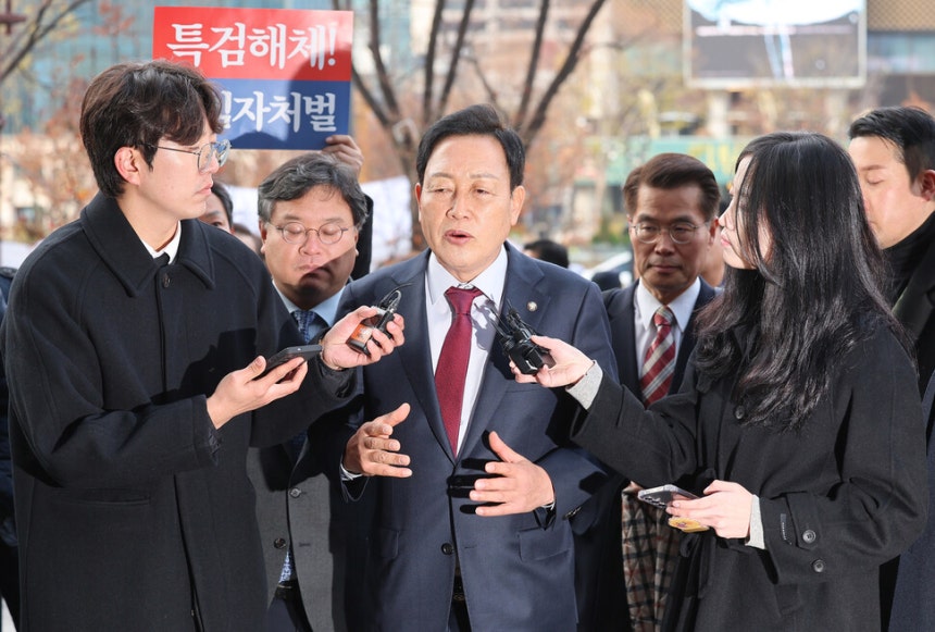 김선교 국민의힘 의원이 김건희 여사 일가의 공흥지구 개발 특혜 의혹과 관련해 지난달 26일 서울 광화문 케이티빌딩에 마련된 민중기 특별검사팀에 피의자 신분으로 출석하며 취재진 질문에 답하고 있다.연합뉴스