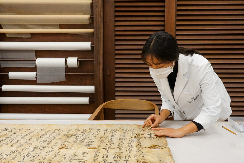 대구간송미술관 수리복원 전문 학예사가‘권문해 유서’를 수리복원 작업을 하고 있다.대구간송미술관 제공