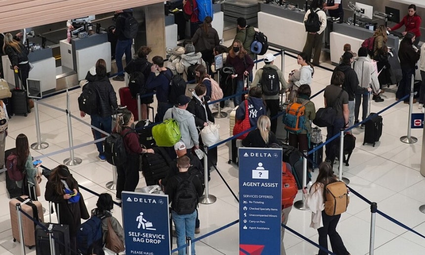 19일(현지시각) 미국 덴버 국제공항에 입국,여행자들이 줄을 서 있다.AP 연합뉴스