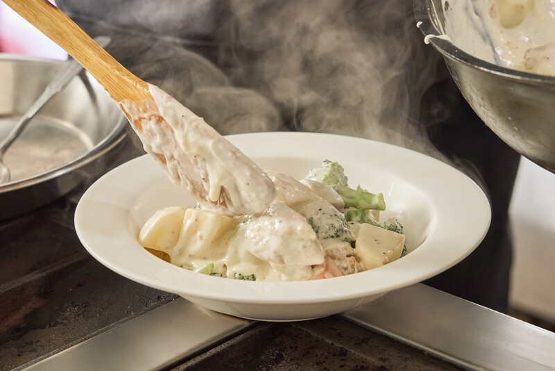 조광효 요리사가‘크림 스튜’를 만들고 있다.염서정 스튜디오 어댑터