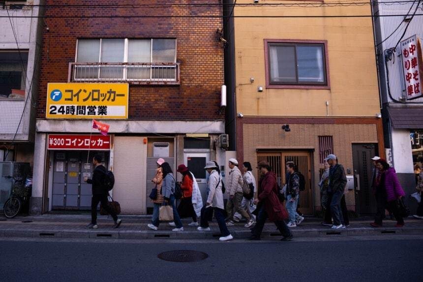 중국 관광객들이 지난 20일 일본 도쿄 아사쿠사 지역을 여행하고 있다.AP 연합뉴스