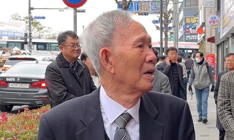 지난 24일 김장하(81) 선생이 명신고 교가를 들으며 울음을 터트리는 모습.김주완 전 경남도민일보 기자 페이스북 갈무리