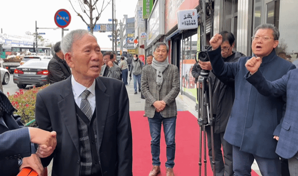 지난 24일 김장하(81) 선생이 명신고 교가를 들으며 울음을 터트리는 모습. 유튜브 김주완TV 갈무리 