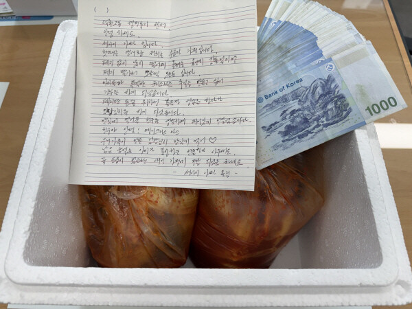 폐지 판 돈으로 기부하는 부산 세 아이 아빠 가족의 선물.부산 북구 제공