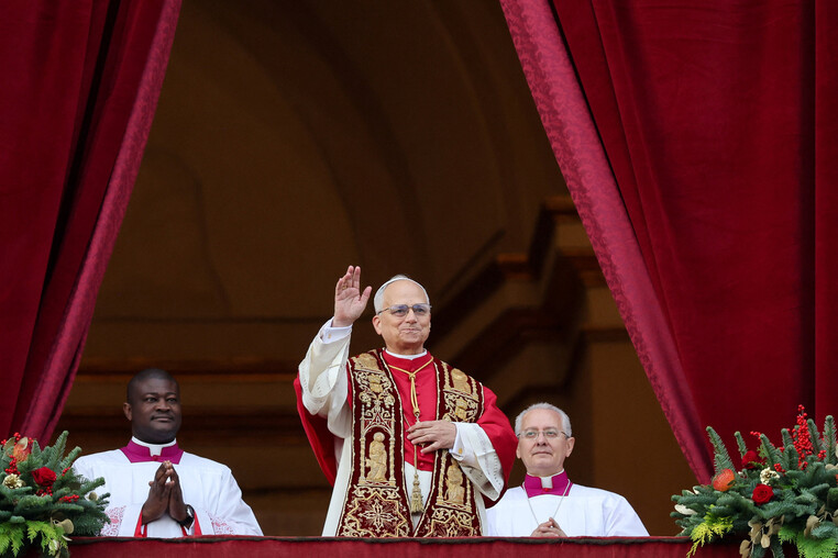 교황 레오 14세가 25일(현지시간) 바티칸 성 베드로 광장을 내려다보는 발코니에 서서 성탄절‘우르비 에트 오르비’축복 강론을 하고 있다.바티칸/로이터 연합뉴스