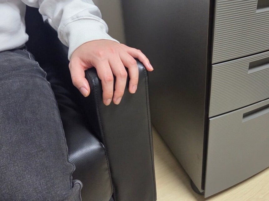 김병기 더불어민주당 원내대표가 \'단체대화방 제보자\'로 지목한 전직 보좌직원 ㄴ씨가 26일 한겨레와 인터뷰를 하고 있다.박찬희 기자