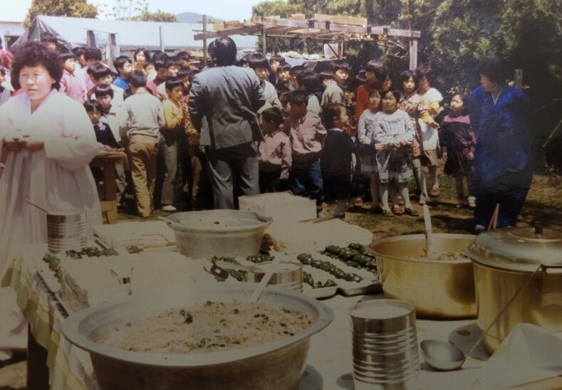 덕성원에서 외부 손님이 오면 원생들의 옷차림이 깨끗하고 다양해졌다.사전에 “옷을 갈아입으라”고 방송했기 때문이다.덕성원 피해생존자협의회 제공