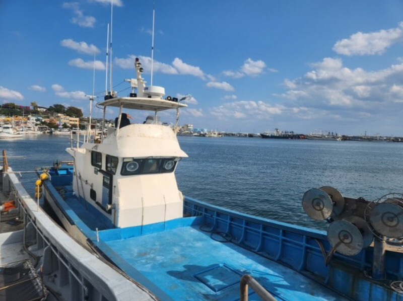 불법 포획선이 바다 위에 떠 있는 모습.울진해경 제공