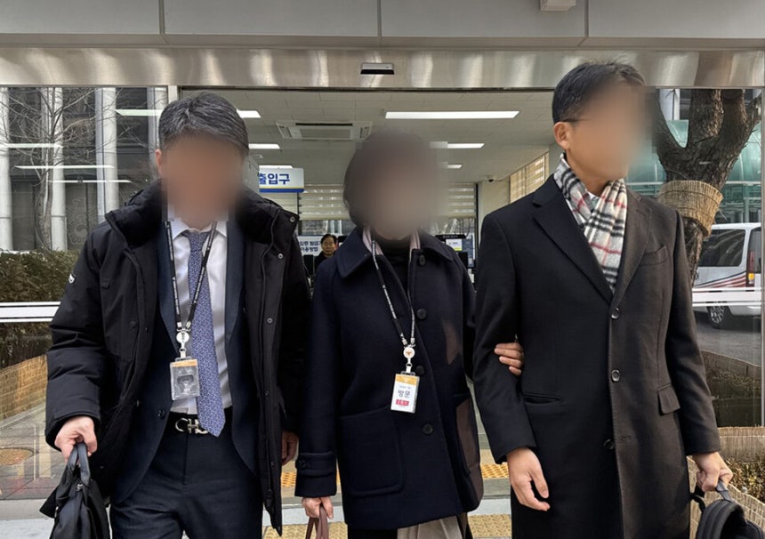 한학자 총재의 전 비서실장인 정원주씨(가운데)가 28일 서울 서대문구 경찰청에 재소환되고 있다.연합뉴스