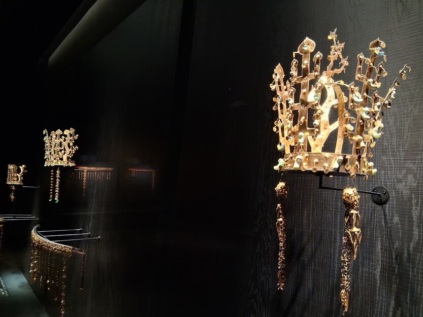 경주 아펙 정상회의 무렵 개막해 뜨거운 관심 속에 관객몰이를 한 국립경주박물관의‘신라 금관 권력과 위신’전 전시 현장.오른쪽부터 서봉총 금관,금관총 금관,금령총 금관이 전시장 벽에 내걸려 있다.노형석 기자