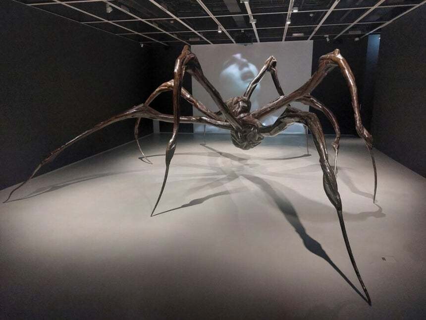 루이즈 부르주아 전이 열리고 있는 경기 용인 호암미술관 2층 전시장에 나온 거장의 대표작‘마망(거미).노형석 기자