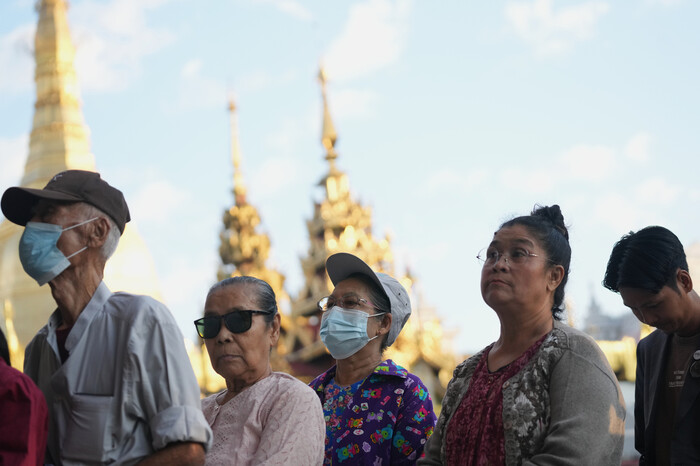 28일(현지시각) 미얀마 양곤에서 유권자들이 투표소에서투표를 하귀 위해 줄섰다.뒤에는 잘 알려진 사원 술레 파고다가 보인다.AP 연합뉴스