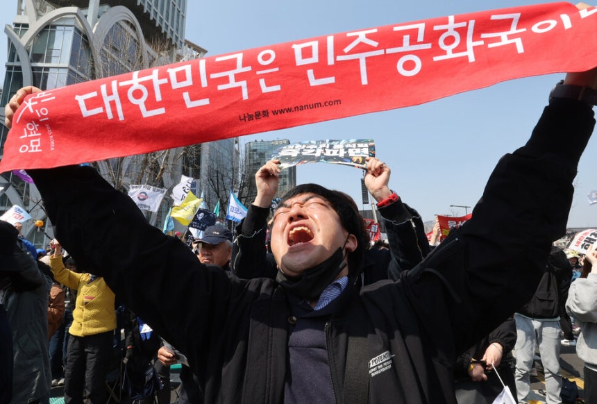 윤석열 대통령 탄핵심판 선고기일인 지난 4월 4일 오전 서울 종로구 안국역 일대에서 열린 탄핵 촉구 집회에 참여한 시민들이 선고 결과를 듣고 기뻐하고 있다.김태형 기자 
