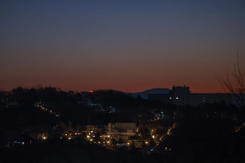 지난 1월 3일 서울 용산구 대통령 관저 뒤로 해가 떠오르고 있다.김혜윤 기자 