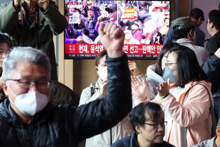 윤석열 대통령 탄핵 심판 선고일인 지난 4월 4일 오전 서울 용산구 서울역에서 시민들이 TV 방송으로 탄핵선고 방송을 보다 탄핵선고에 환호하고 있다.정용일 선임기자 