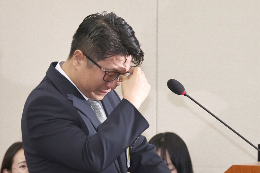 문지석 검사가 지난 10월 15일 서울 여의도 국회에서 열린 고용노동부에 대한 기후에너지환경고용노동위원회 국정감사에 참고인 신분으로 출석해 쿠팡풀필먼트서비스(CFS) 관련 질의에 답변 중 눈물을 흘리고 있다.윤운식