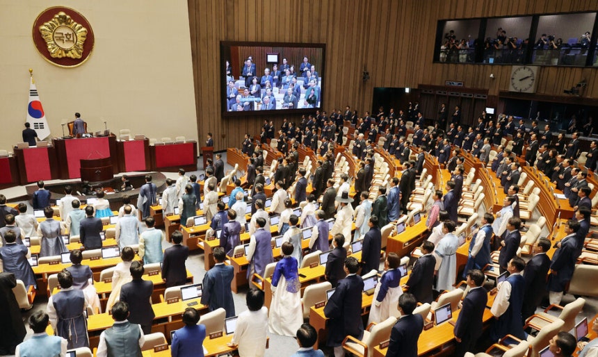 지난 9월 1일 서울 여의도 국회에서 열린 정기국회 개회식에서 한복과 상복을 입은 여야 의원들이 애국가를 부르고 있다.김경호 선임기자 