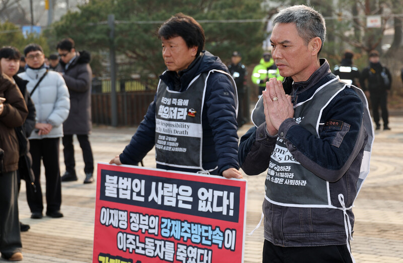 고(故) 뚜안씨의 아버지 부반숭(48)씨가 29일 오전 서울 종로구 청와대 분수대 앞에서 사망에 대한 정부 사과 진상규명 강제 단속 중단을 촉구하며 108배를 하고 있다.류우종 선임기자.k