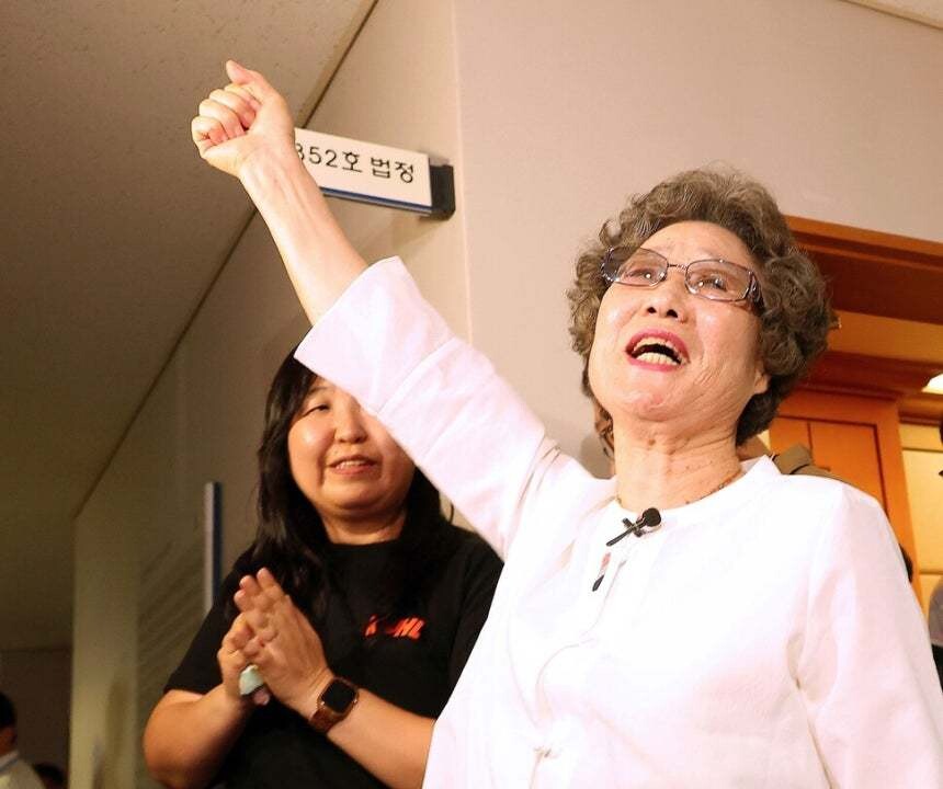 61년 전 자신을 성폭행하려던 남성의 혀를 깨물어 중상해 혐의 유죄 판결을 받았던 최말자(78)씨가 23일 부산지법에서 열린 재심 첫 공판을 마치고 법정을 나서며 손을 치켜들며‘이겼습니다’를 외치고 있다.연합뉴스
