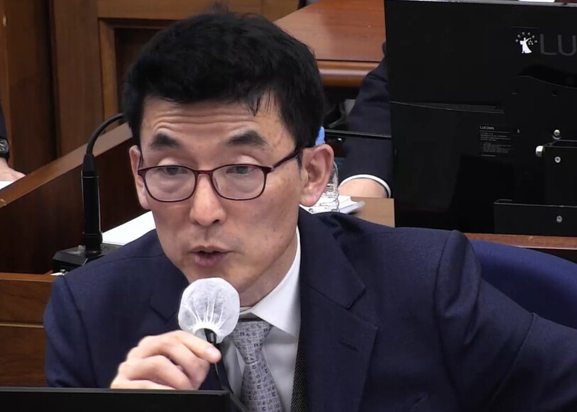 지난 29일 윤석열 전 대통령의 내란 우두머리 혐의 38차 공판에 출석한 김용현 전 장관 쪽 이하상 변호사가 증인 신문을 하고 있다.서울중앙지법 제공