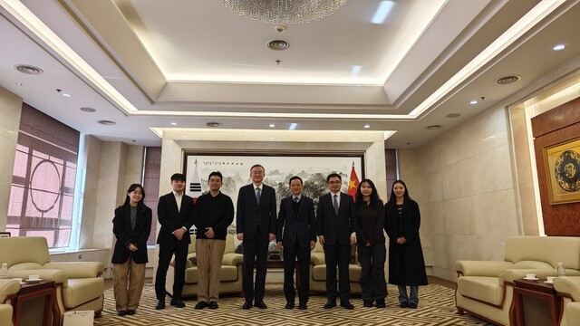 30일 서울 명동 주한 중국대사관에서 한국외국어대 국제학부 학생 5명과 황재호 한국외대 교수가 다이빙 중국대사(왼쪽에서 네 번째)를 면담했다. 한국외대 제공