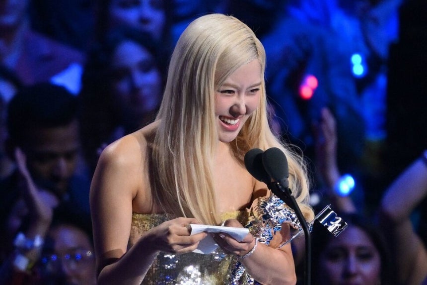 지난 9월7일(현지시각) 미국 뉴욕 유비에스(UBS) 아레나에서 열린‘2025 엠티브이(MTV) 비디오 뮤직 어워즈’에서‘아파트’로‘올해의 노래’상을 받은 로제가 활짝 웃고 있다.뉴욕/로이터 연합뉴스