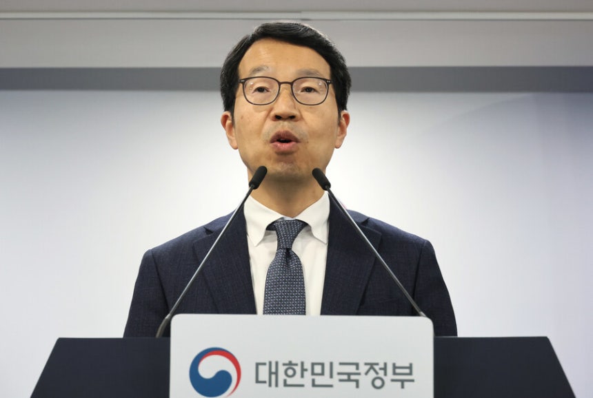 김태현 의사인력 수급추계위원장이 30일 서울 종로구 정부서울청사에서 제12차 의사인력 수급추계위원회 회의 결과를 발표하고 있다.연합뉴스