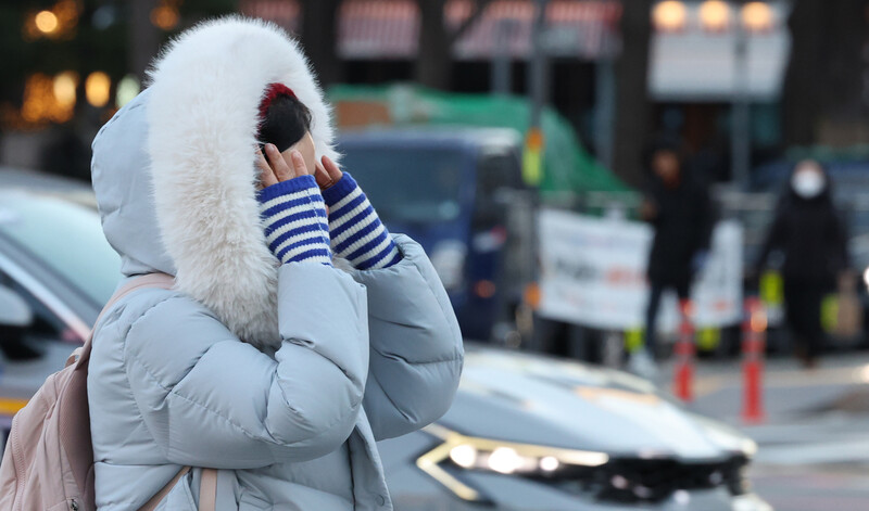 지난 30일 추위에 서울 광화문 거리에서 시민들이 걸음을 재촉하고 있다.연합뉴스