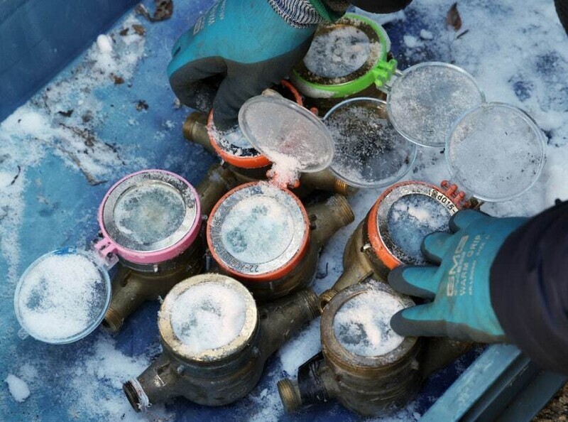 서울 종로구 중부수도관리소에 동파된 계량기들이 놓여 있다.연합뉴스