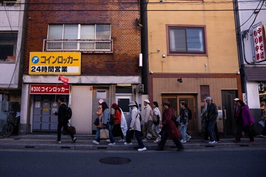 중국 관광객들이 지난 20일 일본 도쿄 아사쿠사 지역을 여행하고 있다.AP 연합뉴스