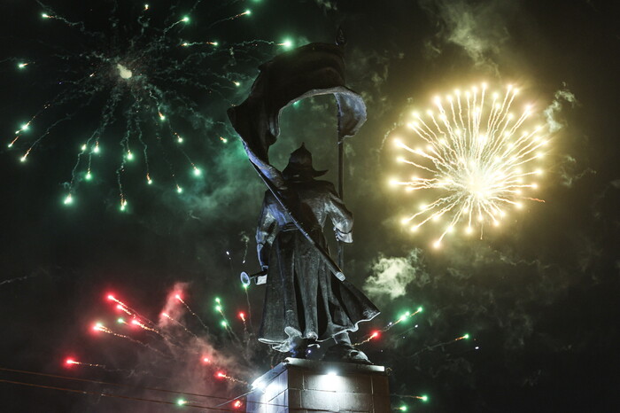 31일(현지시각) 러시아 극동 지역 블라디보스토크에서 열린 새해맞이 행사 중 옛 소련을 위해 싸운 전사들을 기리는 기념비 상공에서 불꽃놀이가 터지고 있다.타스 연합뉴스