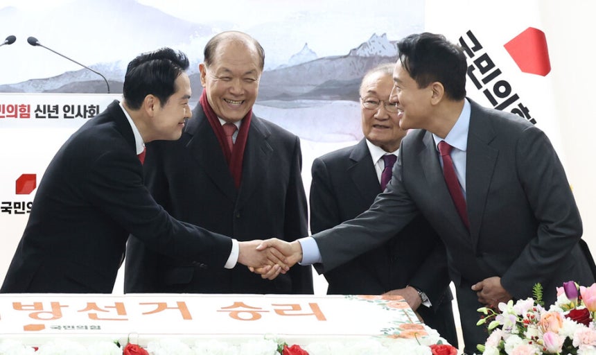 장동혁 국민의힘 대표와 오세훈 서울시장이 1일 서울 여의도 국민의힘 당사에서 열린 2026 신년인사회에 참석해 인사하고 있다. 윤운식 선임기자 yws@hani.co.kr