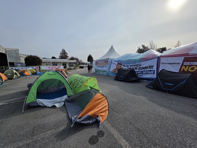 1일 세종 연기군 지엠세종부품물류센터 앞 주차장에‘집단해고 철회’를 촉구하는 천막농성장과 텐트가 설치돼 있다.최예린 기자