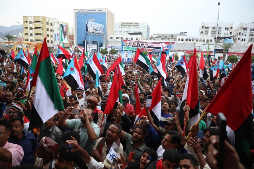 예멘의 남부 항구도시 아덴에서 30일 주민들이 과거 남예멘 및 아랍에리미트연합의 국기를 들고 사우디아라비아를 비난하는 항의 시위를 벌이고 있다.EPA 연합뉴스
