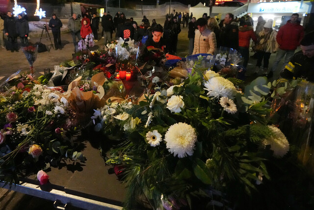 사고 현장인 스위스 크랑몽타나 르 콩스텔라시옹 바 주변에 1일 시민들이 헌화하는 모습.AP 연합뉴스
