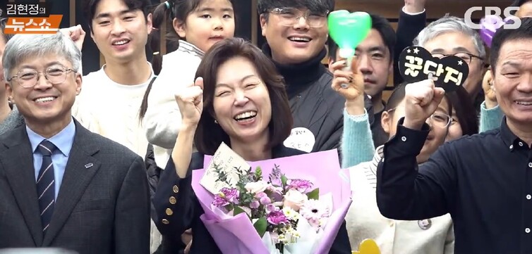 17년8개월의 장정을 마치고 2일 뉴스쇼를 떠난 김현정 피디가 마지막 방송을 마친 뒤 동료들과 함께 파이팅을 외치고 있다.CBS‘김현정의 뉴스쇼’유튜브 갈무리