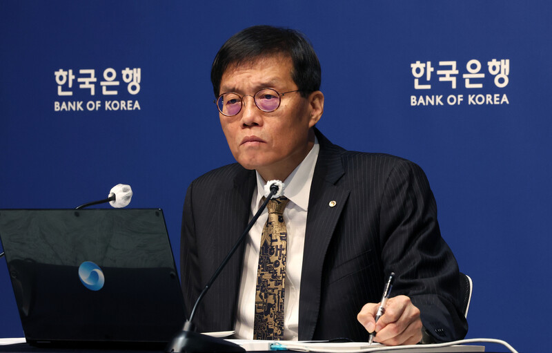 이창용 한국은행 총재가 지난해 10월 서울 중구 한국은행에서 열린 기자간담회에서 질문을 듣고 있다. 공동취재사진