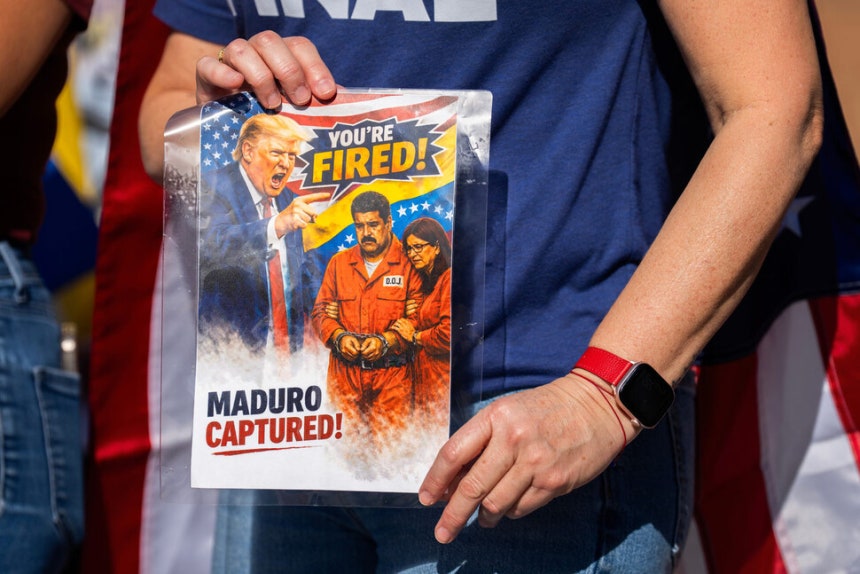 미국 텍사스 케이티의 웨스트하이머 파크웨이에 위치한‘미 케렌시아 라틴 마켓’주차장에서 한 여성이 미국 도널드 트럼프 대통령,베네수엘라 니콜라스 마두로 대통령과 그의 아내 실리아 플로레스의 모습이 담긴 이미지를 