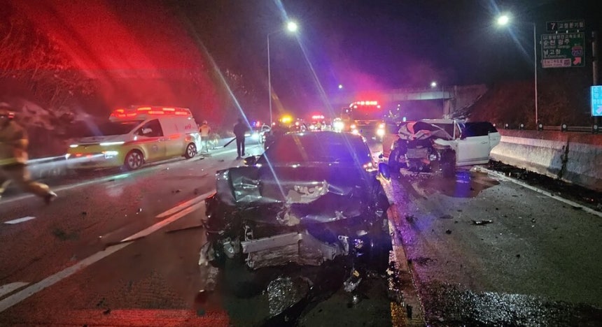 4일 새벽 전북 고창군 서해안고속도로 상행선 고창 분기점 인근에서 교통사고가 잇따라 두차례 일어나 경찰과 119대원들이 사고를 수습하고 있다.이 사고로 경찰과 견인차 운전자 등 2명이 숨지고 9명이 다쳤다.연합뉴