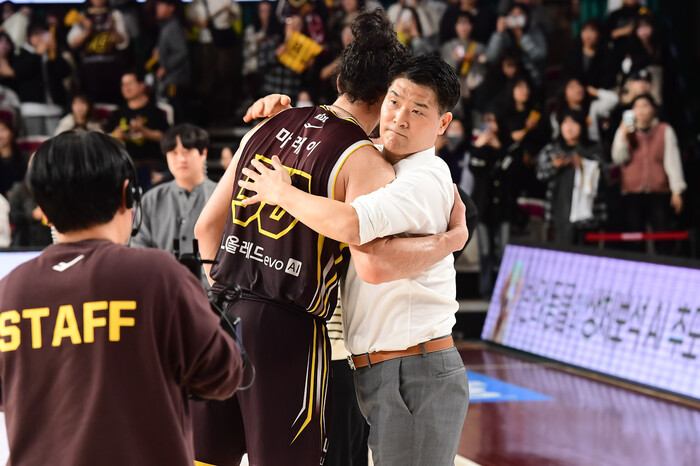 반환점 돈 프로농구 1위 LG…챔프전 우승 주력 건재, 팀워크 탄탄