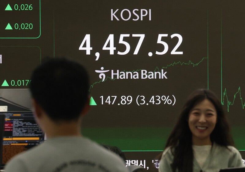 [사설] 코스피 4400 돌파, ‘K자형 회복’ 우려에는 적극 대처해야
