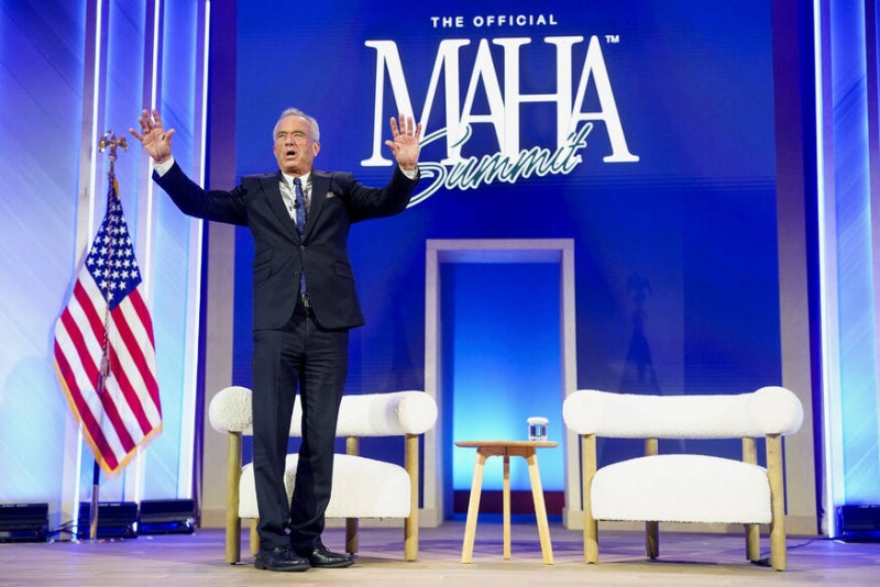 ‘백신 음모론자’ 미 보건복지부 장관, 아동 필수 접종서 독감 지우기