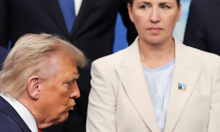 그린란드를 놓고 겉친 설전을 벌이고 있는 도널드 트럼프 미국 대통령과 메테 프레데릭센 덴마크 총리.지난해 6월 25일 헤이그에서 열린 나토 정상회의 직전에 단체 기념사진을 찍기 전에 프레데릭센 총리가 트럼프 대통령